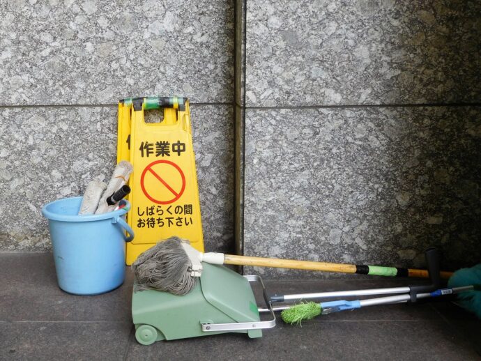 選び方が大切な床掃除の清掃業者が設置した看板