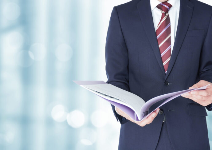 清掃業者の契約期間を確認する依頼者の男性